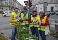 Auto fasten, Äpfel verteilen / Sonntagsblatt, Christina Plankensteiner