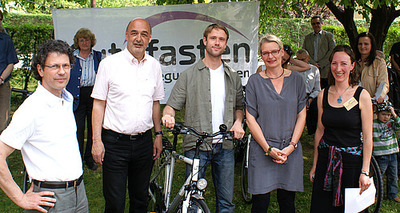 Autofasten 2010 - Preisverleihung / Mario Unterk v.l.n.r.: Rolf Spiegel, LR Manfred Wegscheider, Gewinner Fahrrad Simon Platzer, Bgm. Stv. Lisa R